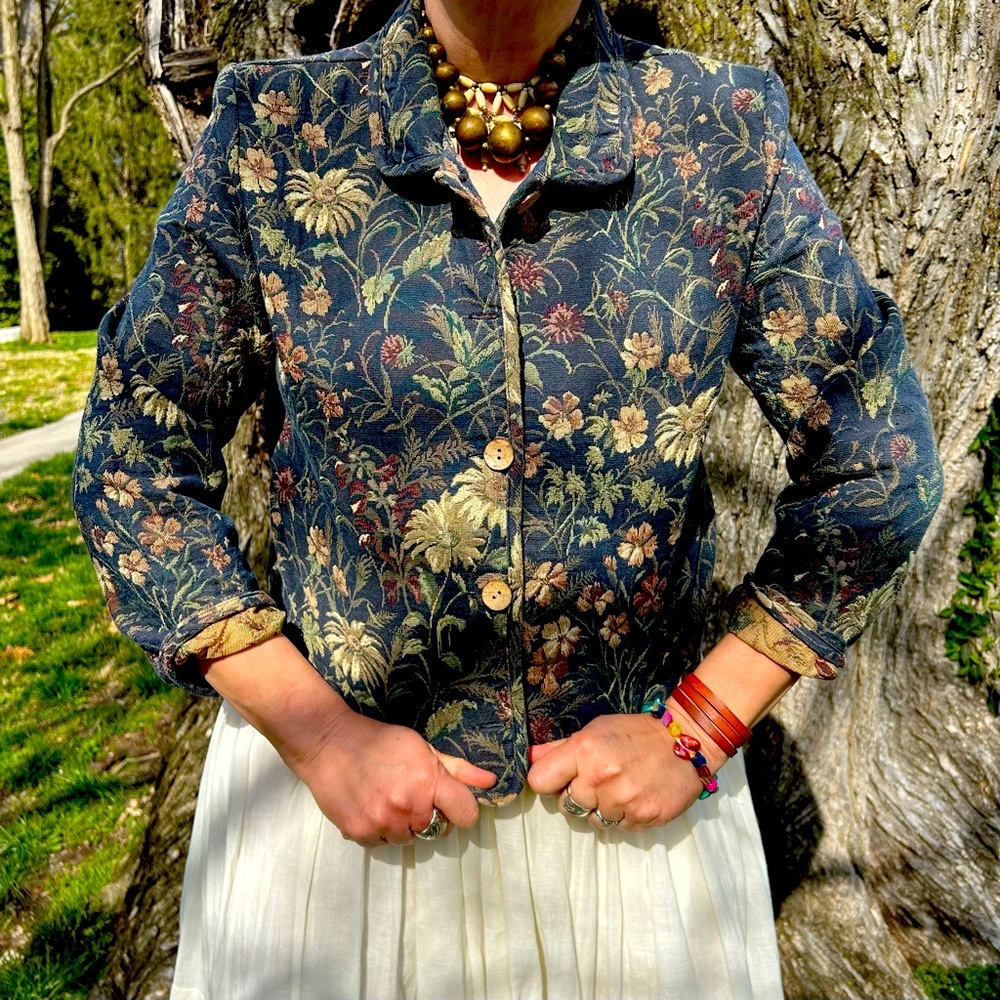 Floral blue jacquard jacket with wooden buttons